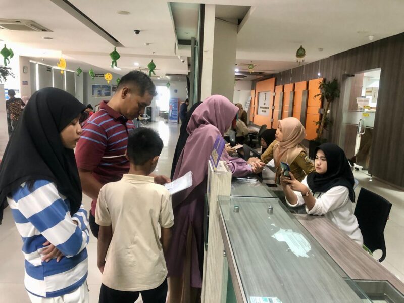 Masyarakat Banda Aceh sedang mengantre untuk pembuatan Identitas Kependudukan Digital (IKD )di Disdukcapil Banda Aceh. Foto: Dok. Pribadi/NOA.co.id