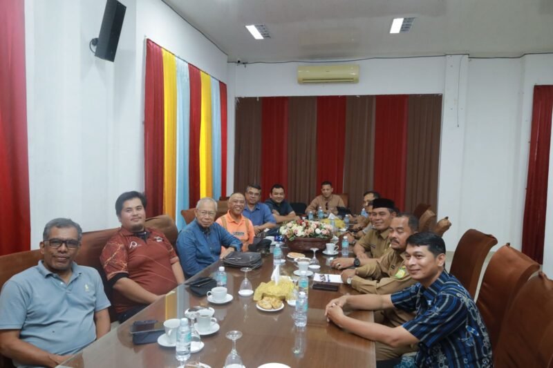 Bupati Aceh Besar H.Muharram Idris didampingi Asisten II Sekdakab H.M Ali S.Sos M.Si dan Kepala DPMPTSP Agus Husni SP menerima kunjungan audiensi investor Malayasi dari perusahaan Geo Solution Resources (GSR),bertempat di Gedung Dekranasda Gampong Gani, Kecamatan Ingin Jaya, Aceh Besar, Selasa (06/05/2025). Foto: Dok. MC Aceh Besar