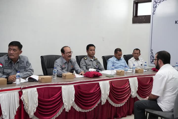 Kakanwil Kemenkum Aceh, Meurah Budiman (Kedua Kiri) saat evaluasi dan verifikasi permohonan pewarganegaraan Farooq (Pertama Kanan) WNA asal Pakistan, Banda Aceh, Selasa (6/5/2025). (Foto : NOA.co.id/HO-Kanwil kemenkum Aceh).
