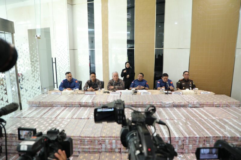 Penampakan uang Rp 479 miliar yang disita Kejagung pada perkara dugaan TPPU Duta Palma Group di Kejagung, Jakarta, Kamis (8/5/2025). (Foto : NOA.co.id/HO-Puspenkum Kejagung RI).