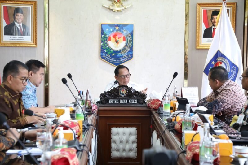 Mendagri Muhammad Tito Karnavian (Tengah) saat Rapat Koordinasi Percepatan Realisasi APBD Tahun 2025 melalui video conference dari Kantor Pusat Kemendagri, Jakarta, Kamis (8/5/2025). (Foto : NOA.co.id/HO-Puspen Kemendagri).