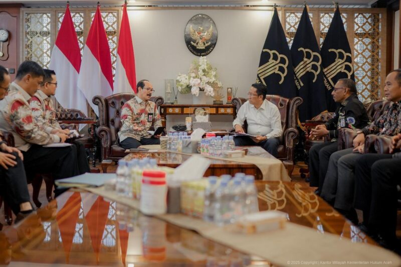Kakanwil Kementerian Hukum Aceh, Meurah Budiman (Pertama Kiri) saat Audiensi dengan Menteri Hukum, Supratman Andi Agtas (Pertama Kanan), Jakarta, Kamis (8/5/2025). (Foto : NOA.co.id/HO-Kanwil Kemenkum Aceh).