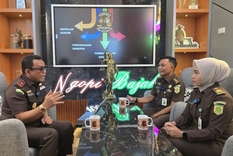 Kepala Kejaksaan Tinggi Aceh, Yudi Triadi (Pertama Kiri) saat  diruangan podcast 