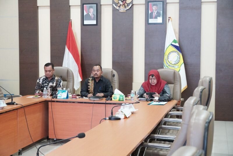 Asisten II Setdakab H.M. Ali S.Sos M.Si di dampingi Inspektur Aceh Besar Zia Ul Azmi, Kepala Bappeda Aceh Besar Rahmawati S.Pd MSi serta Kepala BPKD Aceh Besar Andrea Shaputra SE MM mengikuti Rakor Zoom Meeting Percepatan Realisasi APBD Tahun 2025 di Aula Lantai 3 Kantor Bupati Aceh Besar Kota Jantho, Kamis (8/5/2025). Foto: Dok. MC Aceh Besar