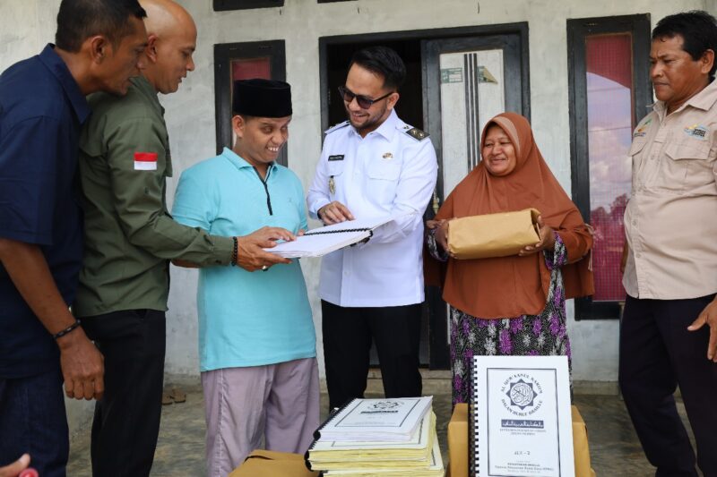 Doa Penyandang Tunanetra di Meulaboh Dikabulkan, Wakil Bupati Serahkan Al-Qur’an Braille Langsung ke Rumah. Foto: Diskominsa Aceh Barat