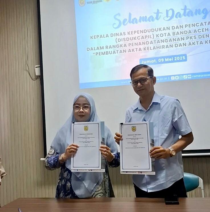 Kadisdukcapil Banda Aceh, Dra. Emila Sovayana bersama Plt. RSUD Meuraxa melakukan penandatangan  perjanjian kerja sama untuk layanan online terintegrasi yang dilaksanakan di RSUD Meuraxa. Foto: Dok. Pribadi/NOA.co.id
