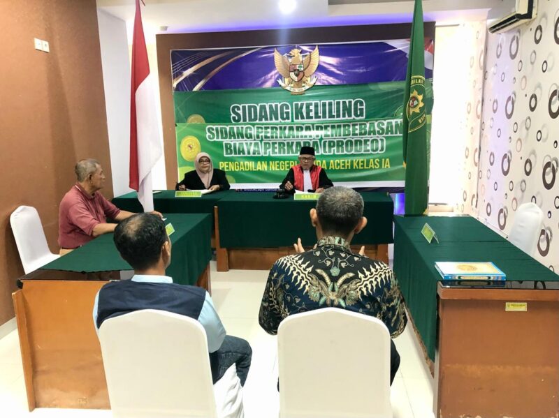 Sidang keliling yang dilaksanakan di Disdukcapil bersama Pengadilan Negeri Banda Aceh untuk menyelesaikan permohonan masyarakat. Foto: Dok. Pribadi/NOA.co.id