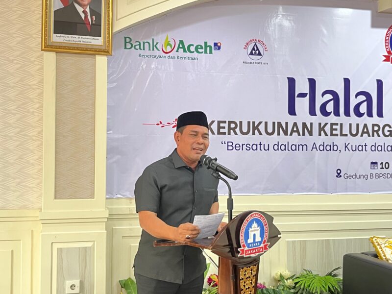 Bupati Aceh Besar menyampaikan sambutan saat menghadiri acara Halal Bihalal Kerukunan Keluarga Aceh Rayeuk (KEKAR) yang digelar di Gedung B BPSDM Kemendagri, Kalibata, Jakarta Selatan, Sabtu (10/5/2025). Foto: Dok. Prokopim Pemkab Aceh Besar