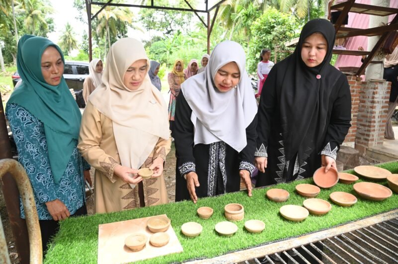 Ketua Dekranasda Aceh Besar Rita Mayasari kunjungi sentra produksi Gerabah di gampong Lamceu Kecamatan Kuta Baro, Aceh Besar, Sabtu (10/05/2025). Foto: Dok. MC Aceh Besar