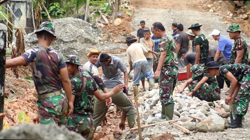 TMMD ke-124 di Aceh Selatan: Sinergi TNI dan Warga Desa Paya Pumat Percepat Pembangunan Jalan. Foto: Ist