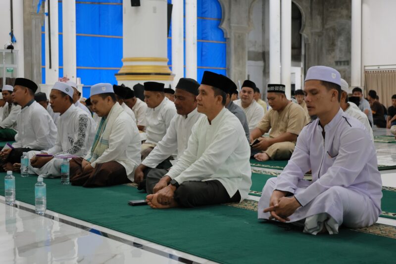 Camat Lhoknga Mukhtar Jacob SSos, menghadiri peringatan 21 tahun musibah gempa dan tsunami Aceh yang digelar oleh masyarakat Kemukiman Lhoknga, di Masjid Al-Islah, Kecamatan Lhoknga, Kabupaten Aceh Besar, Senin (12/5/2025) malam. Foto: Dok. MC Aceh Besar