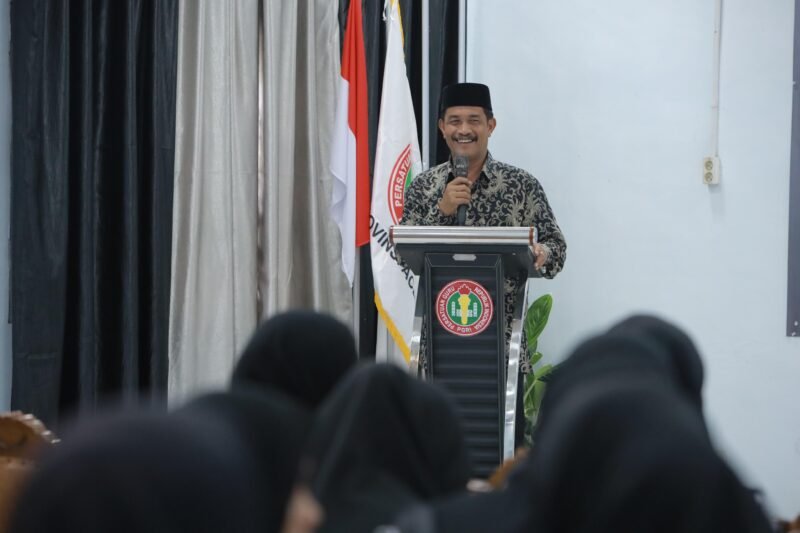 Wakil Bupati Aceh Besar Drs Syukri memberikan sambutan dan sekaligus membuka Konferensi PGRI Aceh Besar Ke-23 yang digelar di Aula Sekretariat PGRI Aceh Besar, Lambaro, Ingin Jaya, Selasa (13/05/2025). Foto: Dok. MC Aceh Besar