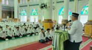 Bupati Aceh Utara Ismail A Jalil, SE, MM, menyampaikan sambutan pada acara peusijuek (tepung tawar) bagi jamaah calon haji (JCH) daerah itu, yang akan menunaikan ibadah haji tahun 1446 H/2025 M, berlangsung di Masjid Agung Baiturrahim, Lhoksukon, Rabu, (14 Mei 2025). Foto: Dok. Zubir/NOA.co.id