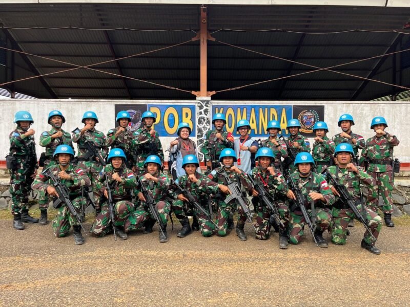 Satu kelompok peserta bootcamp berfoto bersama pasukan Garuda, Sentul, Jawa Barat, Jumat (15/5/2025).(Foto : NOA.co.id/HO-UN Indonesia).