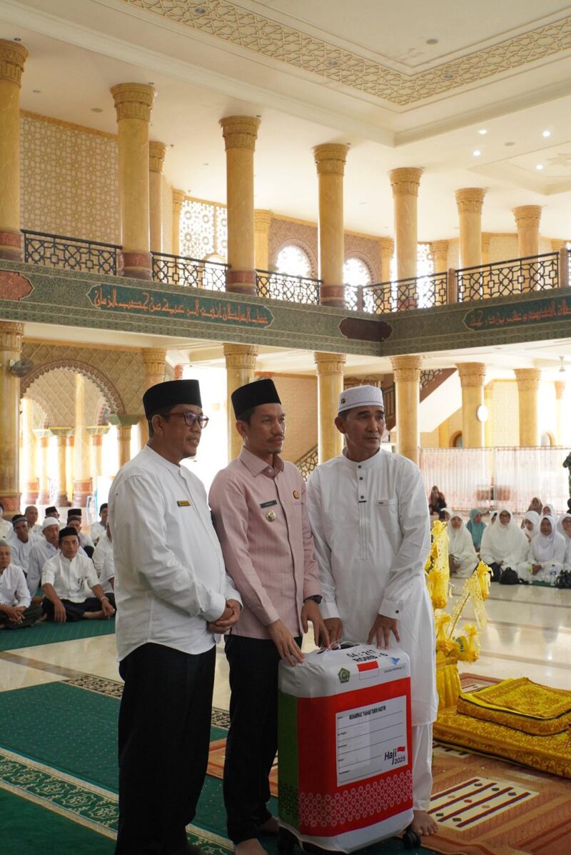 Suasana Haru Iringi Pelepasan 183 Calon Jamaah Haji Aceh Barat di Masjid Agung Meulaboh. Foto: Diskominsa Aceh Barat