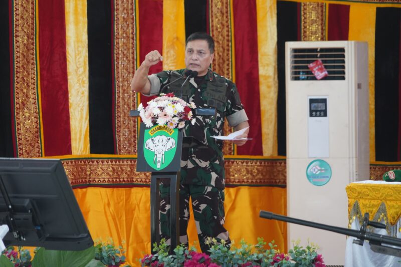 Mayjen TNI Niko Fahrizal Ajak para Dansat Kodam IM Bangun Satuan Tangguh dan Siap Hadapi Tantangan Global. Foto: Dok. MC Pendam IM