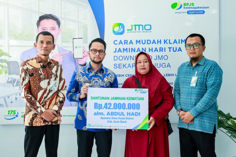 Wakil Bupati Aceh Barat, Said Fadheil, saat menyerahkan santunan kematian secara simbolis kepada ahli waris pegawai Non-Aparatur Sipil Negara (Non-ASN) di Kabupaten Aceh Barat. Foto: Dok. Diskominsa Aceh Barat