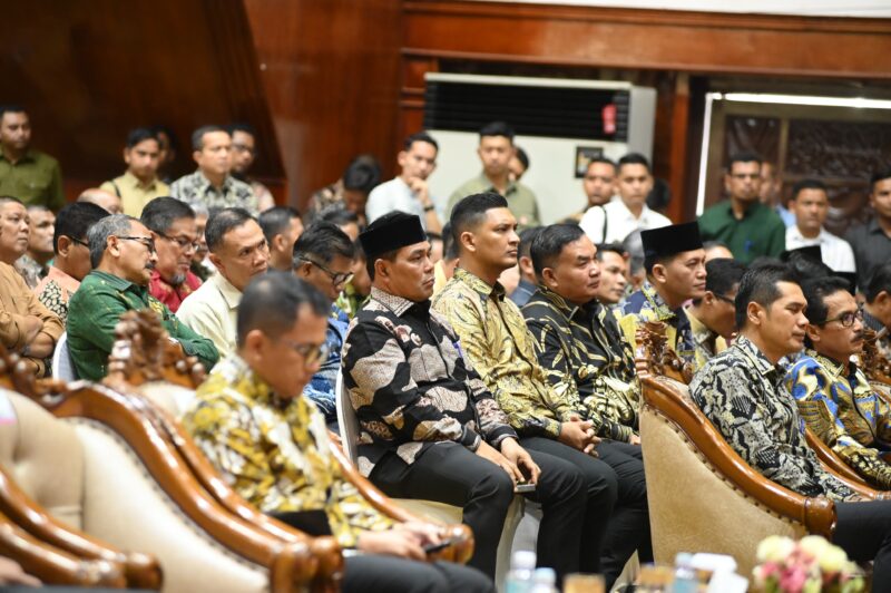 Bupati Aceh Besar H Muharram Idris (Syech Muharram) menghadiri Musrenbang RKPA Tahun 2026 dan Forum Konsultasi Publik Rencana Pembangunan Jangka Menengah Aceh (RPJMA) 2025–2029 yang digelar di Anjong Mon Mata, Banda Aceh, Kamis (15/5/2025). Foto: Dok. MC Aceh Besar