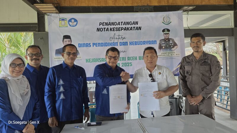 Kadisdikbud Aceh Besar, Bahrul Jamil SSos MSi dan Kepala Kejari Aceh Besar, Jemmy Novian Tirayudi, SH SH MSi memperlihatkan Nota Kesepakatan tentang Jaksa Masuk Sekolah yang telah ditandatangani oleh keduanya, di Lambaro, Kecamatan Ingin Jaya, Aceh Besar, Kamis (15/5/2025). Foto: Dok. Disdikbud Aceh Besar