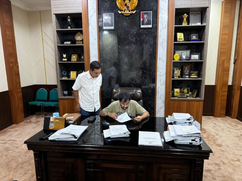 Gubernur Aceh, Muzakir Manaf, tiba kembali di Banda Aceh usai menjalani medical check up dari luar negeri, pada Kamis (15/5/2025). Foto: Dok. Biro Adpim Setda Aceh