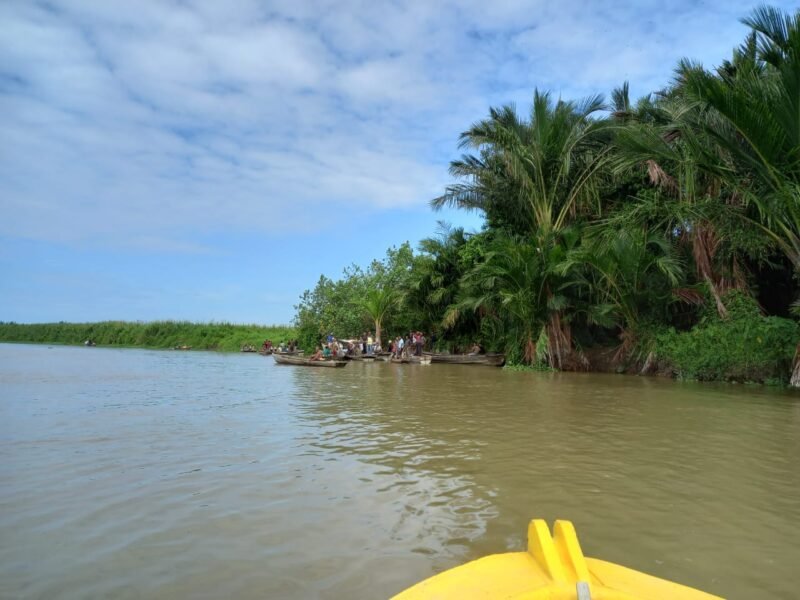 Masyarakat  desa Rantau Gedang, teluk Rumbia dan Takal Pasir saat pencarian korban Sawiah yang berada di mulut buaya, Aceh Singkil, Sabtu (8/2/2025). (Foto : Farid Ismullah/NOA.co.id).