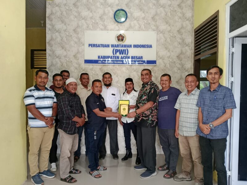 Kakan Kemenag Aceh Besar, Saifuddin, menyerahkan cendera mata kepada Ketua PWI Aceh Besar, Jufrizal, sebagai simbol silaturahmi dan komitmen kerja sama. Pertemuan ini menghasilkan kesepakatan untuk menindaklanjuti kolaborasi melalui penandatanganan MoU dalam waktu dekat. Foto: Dok. PWI Aceh Besar