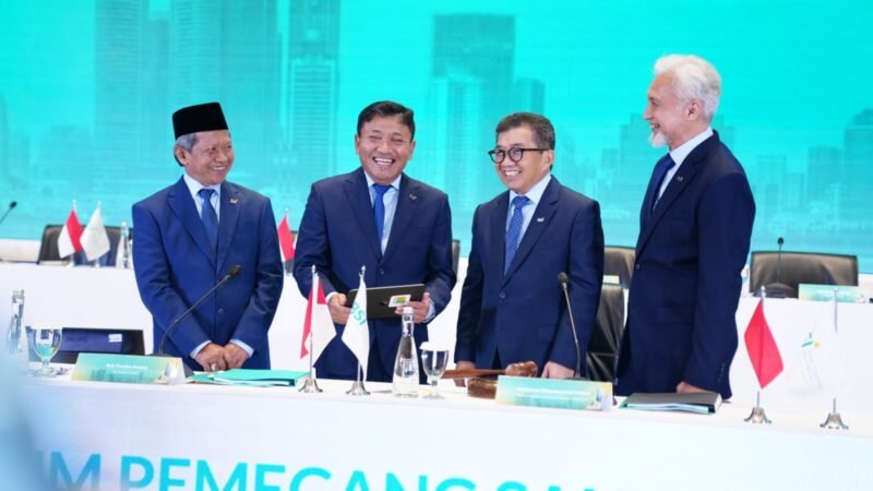 Plt Direktur Utama PT Bank Syariah Indonesia Tbk (BSI) Bob T. Ananta (dua dari kiri) didampingi  Ketua Dewan Pengawas Syariah BSI Prof. Dr. KH. Hasanudin (paling kiri), Komisaris Utama BSI Muliaman D. Hadad (tiga dari kiri), Wakil Komisaris Utama/Independen BSI Adiwarman Azwar Karim (paling kanan) berbincang bersama sesaat sebelum pelaksanaan Rapat Umum Pemegang Saham Tahunan Tahun Buku 2024 PT Bank Syariah Indonesia Tbk di Jakarta (16/05/2025). Foto: Dok. Humas BSI Aceh