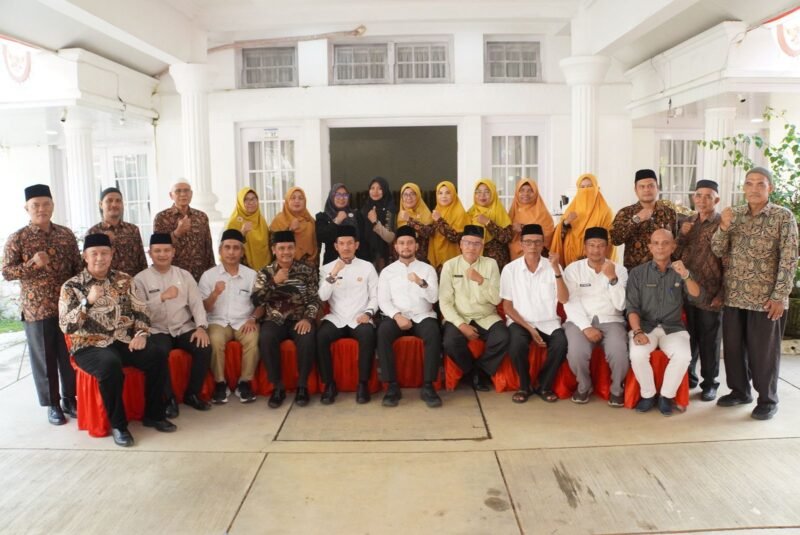 Bupati Aceh Barat, Tarmizi dan Wakil Bupati Said Fadheil, foto bersama seluruh kepala sekolah TK, SD, SMP, Majelis Pendidikan Daerah (MPD), dan para pengawas sekolah di Pendopo Bupati pada Jumat (16/5/2025). Foto: Dok. Diskominsa Aceh Barat