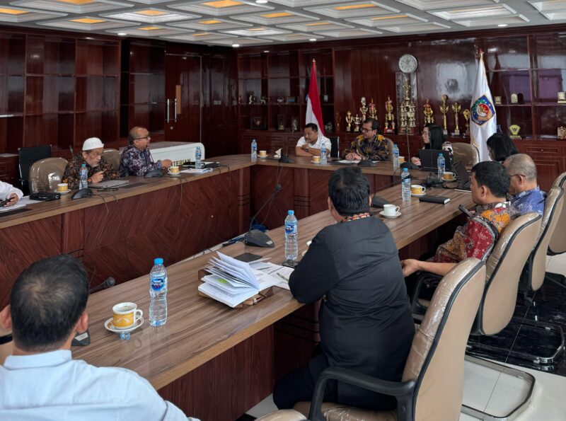 Asisten Pemerintahan, Keistimewaan Aceh, dan Kesejahteraan Rakyat Sekda Aceh, Azwardi Abdullah, AP, M.Si memimpin rapat di kantor Kemendagri Jakarta, Jum'at (16/5/2025). Foto: Dok. Biro Adpim Setda Aceh