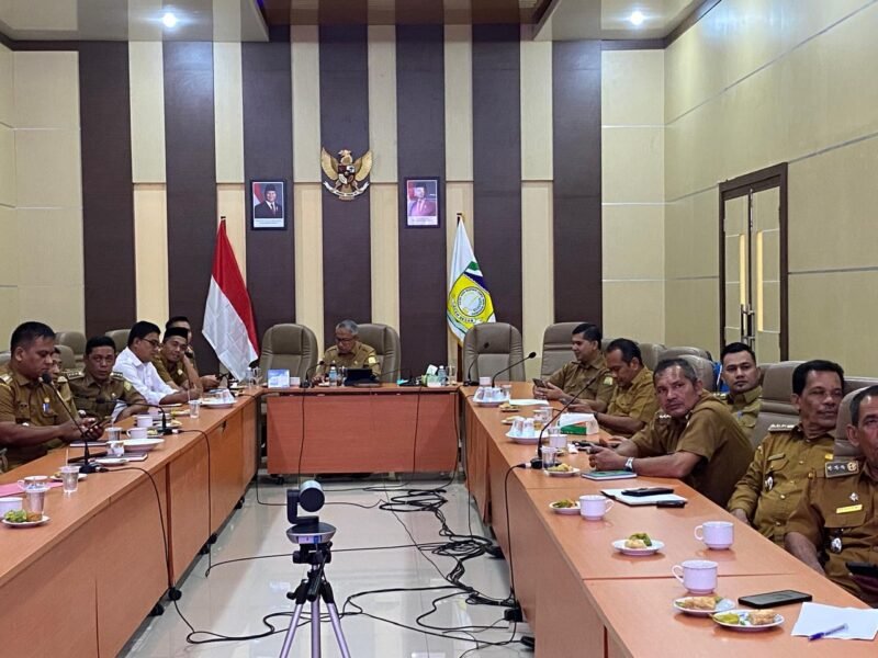Asisten I Sekdakab Aceh Besar Farhan AP mengikuti Rapat Koordinasi Akselerasi Pembentukan Koperasi Desa Merah Putih di ruang Rapat Kantor Bupati Aceh Besar, Kota Jantho, Senin (19/5/2025). Foto: Dok. Pemkab Aceh Besar