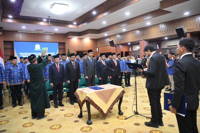 Gubernur Aceh, Muzakir Manaf, mengambil sumpah dan melantik pejabat pimpinan tinggi pratama (eselon II), pejabat administrator (eselon III) dan pejabat pengawas (eselon IV) dalam lingkungan Pemerintah Aceh, di Aula Serbaguna Kantor Gubernur Aceh, Senin, (19/5/2025). Foto: Dok. Biro Adpim Setda Aceh