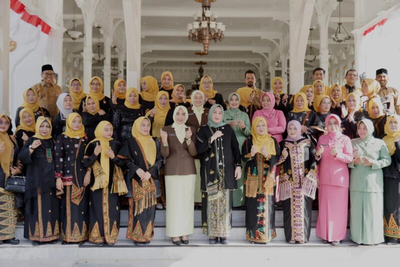 Foto bersama usai pengukuhan pengurus Dekranasda Aceh, di Anjong Mon Mata, Pendopo Gubernur Aceh, Kota Banda Aceh, Senin (19/5/2025). Foto: Dok. MC Aceh Besar
