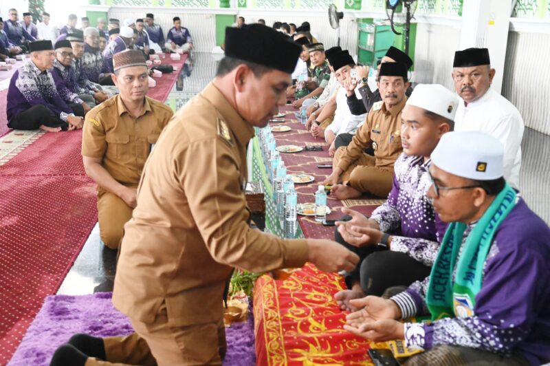 Bupati Aceh Besar, H Syech Muharram Idris peusijuk JCH Aceh Besar di Masjid Agung Al Munawwarah, Kota Jantho, Aceh Besar, Senin 19/05/2025). Foto: Dok. MC Aceh Besar