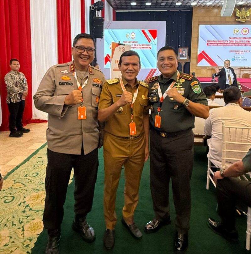 Wakil Gubernur Aceh Fadhlullah, S.E bersama Pangdam Iskandar Muda Mayor Jenderal TNI Niko Fahrizal, M. Tr. (Han) dan Kapolda Aceh Irjen Dr. Achmad Kartiko, saat menghadiri kegiatan Sarasehan Kebangsaan perubahan geopolitik dunia dalam peluang menuju Indonesia Raya, di Gedung Nusantara IV MPR RI, Jakarta, Selasa, 20 Mei 2025. Foto: Dok. Biro Adpim Setda Aceh