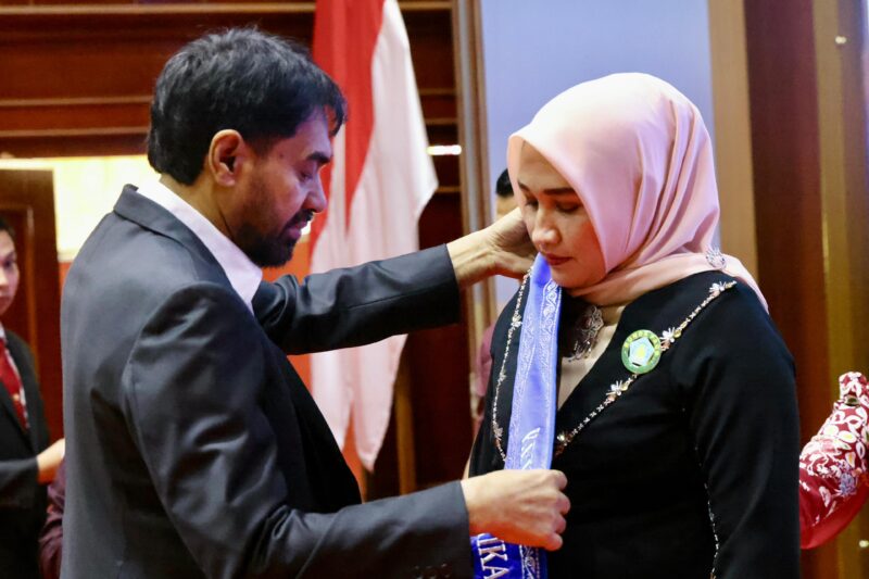 Gubernur Aceh Muzakir Manaf, mengukuhkan Ny.Marlina Muzakir sebagai Bunda Paud, Bunda Literasi, dan Ketua Forum Ikan Aceh, Anjong Mon Mata Banda Aceh, Selasa, (20/5/2025). Foto: Dok. Biro Adpim Setda Aceh