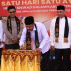 Bupati Pidie Sarjani Abdullah menandatangani pelincuran Satu hari Satu ayat di SMP Negeri 2 Sigli, Rabu (21/5/2025) (Foto.Amir Sagit.NOA.co.id)