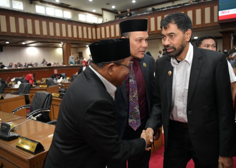Gubernur Mualem saat menghadiri Paripurna Pelantikan Anggota DPRA. Foto: Dok. Biro Adpim Setda Aceh