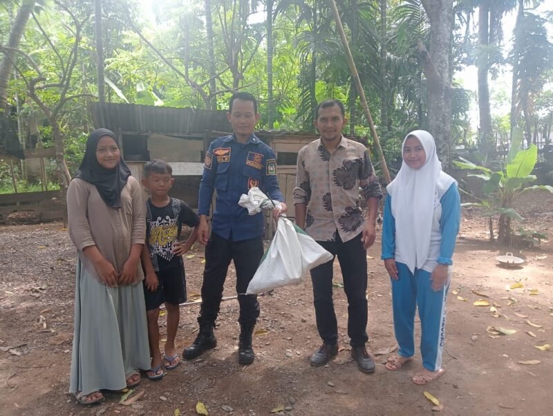 Foto bersama Petugas Damkar BPBD Aceh Besar dan masyarakat, usai menangkap seekor ular piton di Gampong Ketapang, Kecamatan Lhoong, Kabupaten Aceh Besar, Rabu (21/5/2025). Foto: Dok. BPBD Aceh Besar