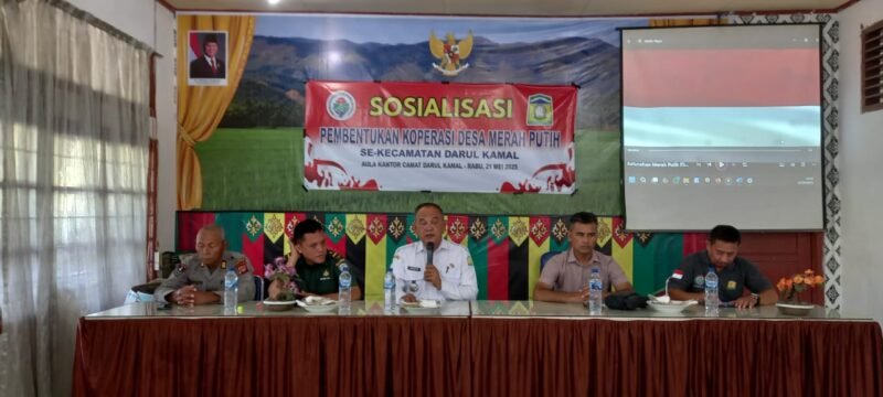 Camat Subhan SE MM membuka secara resmi sosialisasi pembentukan Koperasi Desa Merah Putih se Kecamatan Darul Kamal, di Aula kantor Camat, Aceh Besar, Rabu (21/05/2025). Foto: Dok. MC Aceh Besar