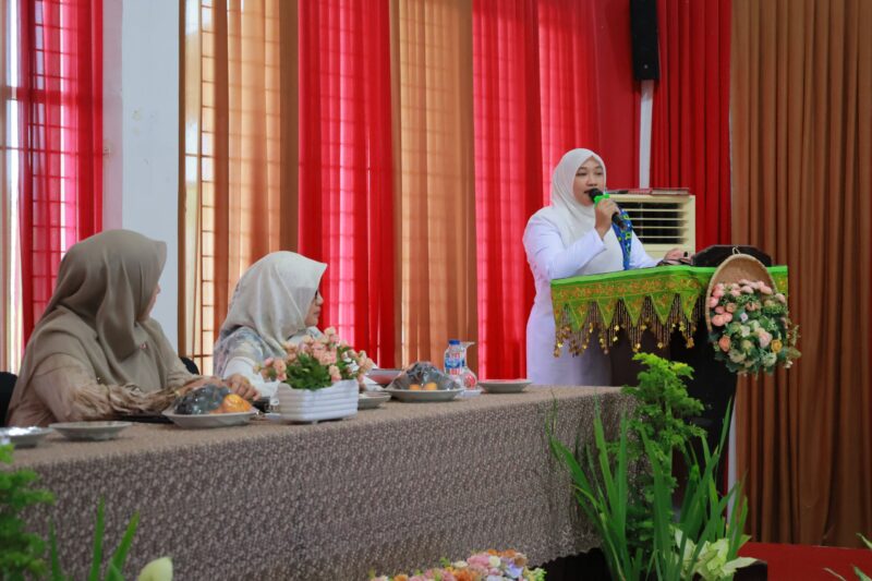 Penasehat BKMT Aceh Besar, Hj. Rita Mayasari, menyampaikan sambutan pada rapat luar biasa PD BKMT Aceh Besar di Gedung Dekranasda Aceh Besar, Kecamatan Ingin Jaya, pada Rabu (21/5/2025). Foto: Dok. MC Aceh Besar