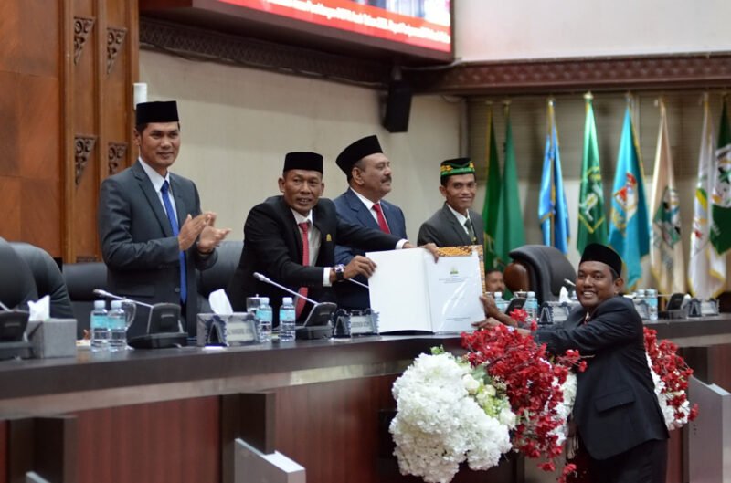 Ketua Tim Revisi, Tgk. Anwar Ramli, menyampaikan laporan yang diterima oleh ketua DPRA. Foto: Dok. Pribadi/NOA.co.id