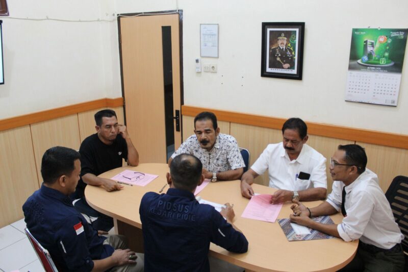 Penyidik Kejari Pidie, menyerahkan tsk Dugaan korupsi Perumdam ke JPU di kantor, Rabu (21/5/2025). Foto. Dok. Kejari Pidie
