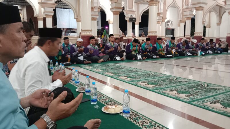 Wakil Bupati Aceh Besar Drs Syukri A Jalil melepas 42 JCH di Mesjid Besar Baitul Makmur Sibreh, Reuhat Tuha, Kecamatan Sukamakmur, Rabu (21/05/2025) malam. Foto: Dok. MC Aceh Besar