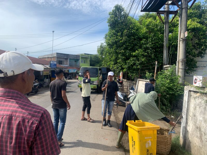 Petugas DLH beserta pegawai Kecamtan Darussalam dan Petugas Pasar Lambaro Angan membersihkan tumpukan sampah ilegal yang ada diseputaran Kecamatan Darussalam, Kamis (22/5/2025). Foto: Dok. DLHK Aceh Besar