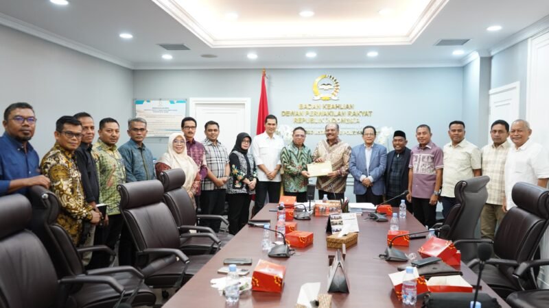 Wakil Ketua DPR RI Ali Basrah didampingi Tim Perumus Revisi UUPA saat serahkan draft final revision UUPA ke BK Setjen DPR RI, Jumat (23/5/2025). Foto: Dok. Humas DPR Aceh