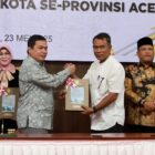 Sekadakab Pidie, Samsul Azhar saat menerima piagam WTP dari Kepala BPK Aceh, Andri Yogama di kantor BPK Aceh, Jum'at (23/5/2025) (Foto.IST.NOA.co.id)
