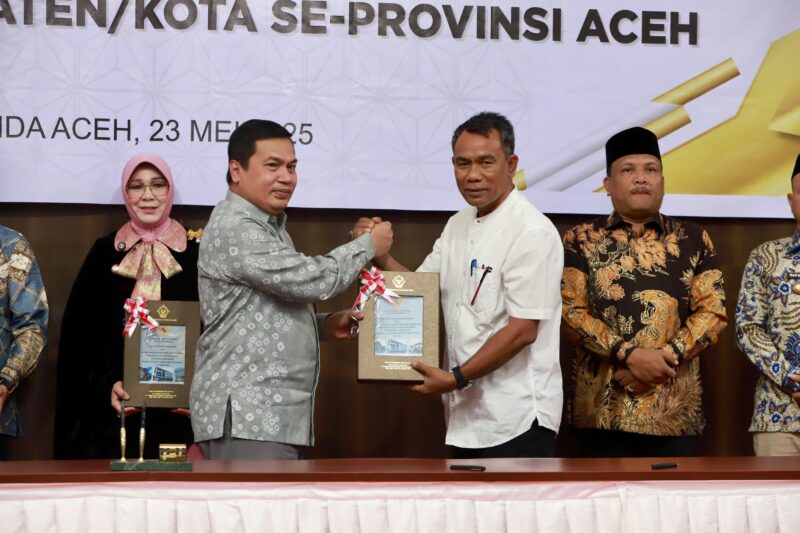 Sekadakab Pidie, Samsul Azhar saat menerima piagam WTP dari Kepala BPK Aceh, Andri Yogama di kantor BPK Aceh, Jum'at (23/5/2025) (Foto.IST.NOA.co.id)
