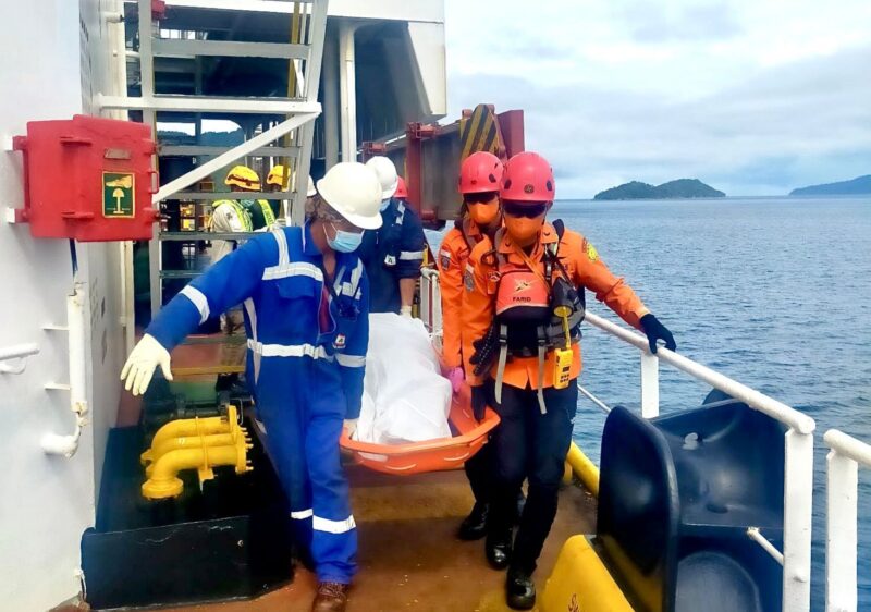 Tim Basarnas mengevakuasi jenazah warga negara Yunani di perairan Selat Benggala, Provinsi Aceh, Sabtu (24/5/2025). NOA.co.id/HO-Basarnas Banda Aceh).