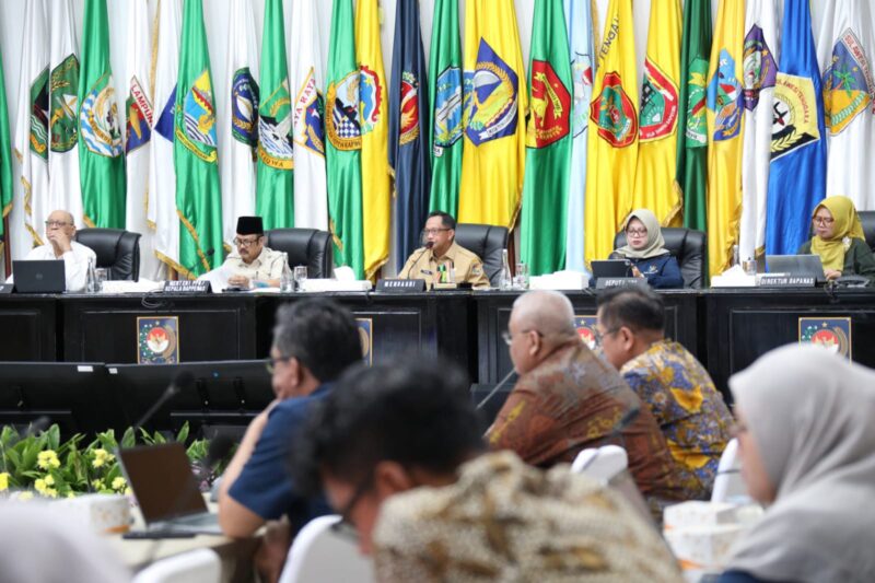 Mendagri, Muhammad Tito Karnavian (Tengah) saat rapat koordinasi Pengendalian Inflasi Daerah yang dirangkaikan dengan Pembahasan Strategi Menjaga Pertumbuhan Ekonomi di Gedung Sasana Bhakti Praja (SBP), Kantor Pusat Kementerian Dalam Negeri (Kemendagri), Jakarta, Senin (26/5/2025). (Foto : NOA.co.id/HO-Puspen Kemendagri).
