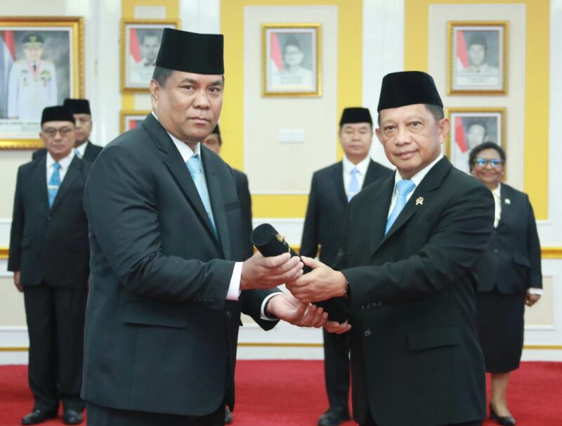 Mendagri Muhammad Tito Karnavian (Pertama Kanan) resmi melantik Halilul Khairi (Pertama Kiri) sebagai Rektor IPDN di Ruang Sidang Utama (RSU), Kantor Pusat Kementerian Dalam Negeri, Jakarta, Senin (26/5/2025). (Foto : NOA.co.id/HO-Puspen Kemendagri).